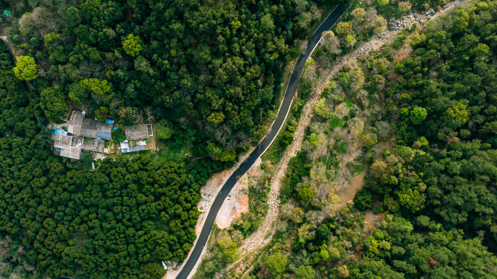 摄图网_501570940_banner_雨后的福州森林公园公路航拍（企业商用） (2).jpg